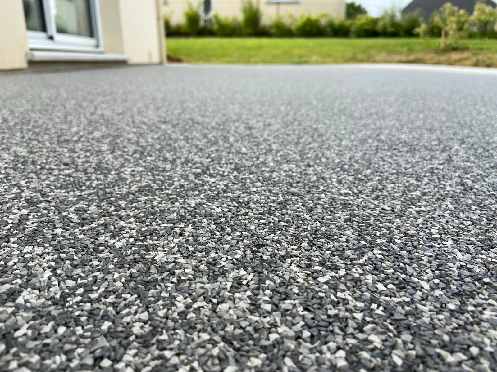 Pose de revêtement résine epdm de sol extérieur durable et soigné secteur rouen