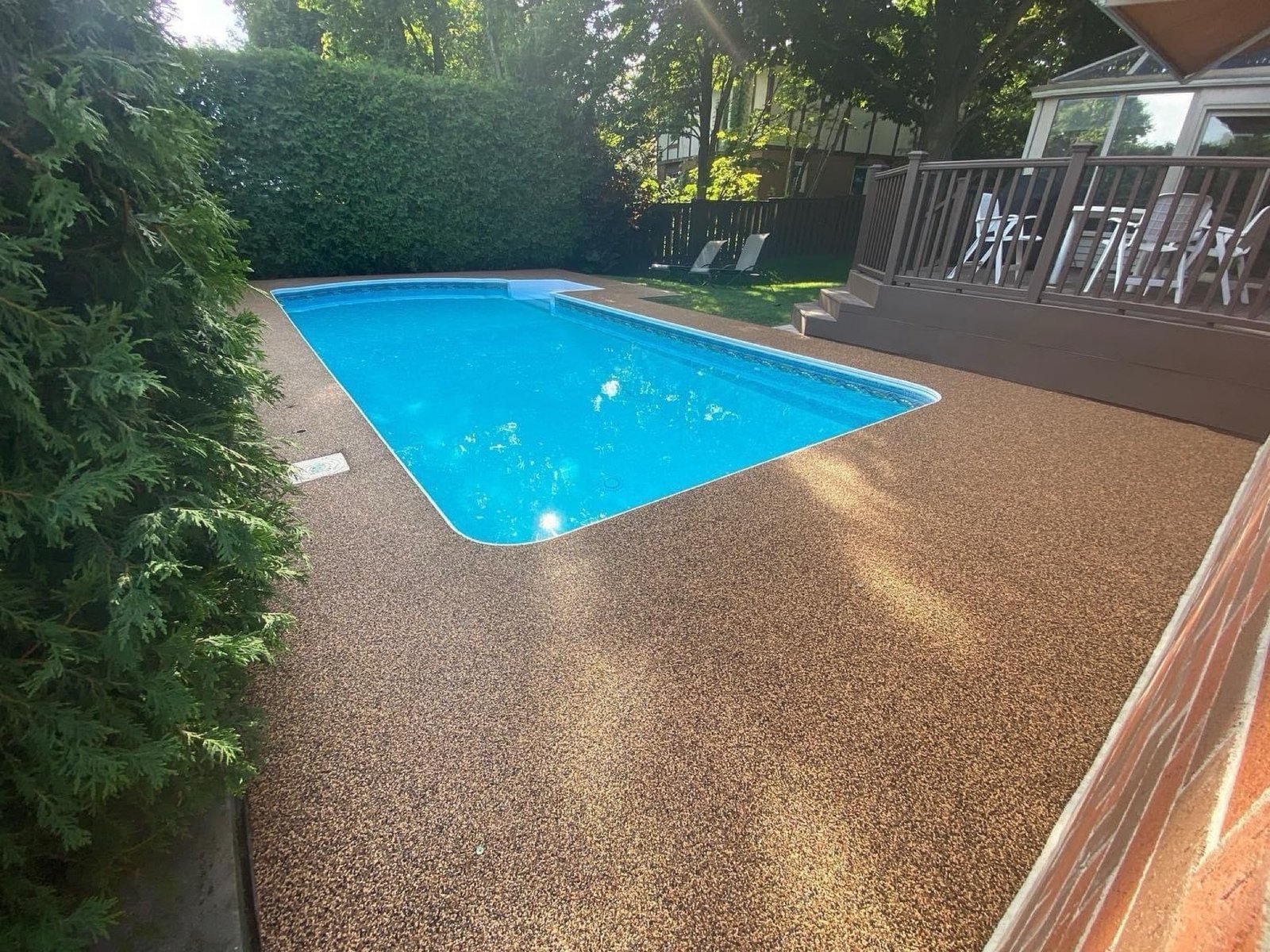 Terrasse granulat de gomme avec résine autour piscine a Le Havre