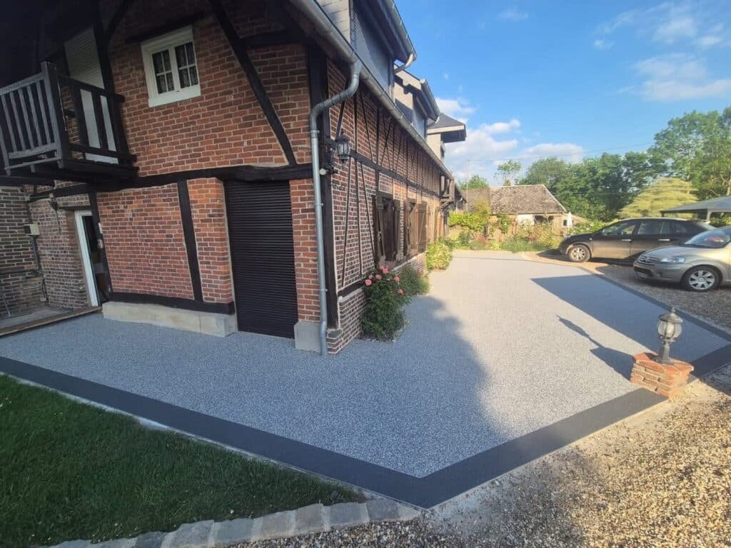 Installation terrasse en résine moquette de pierre à Evreux