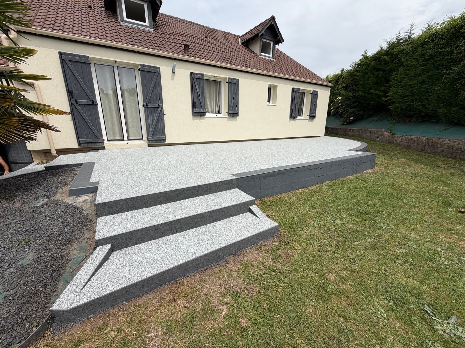 Revêtement de sol en résine pour terrasse en moquette de pierre à Rouen