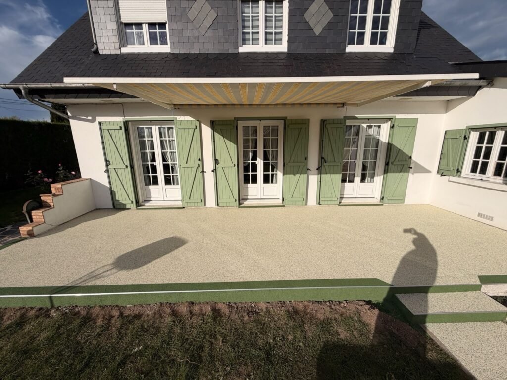 Terrasse en moquette de pierre à Fécamp